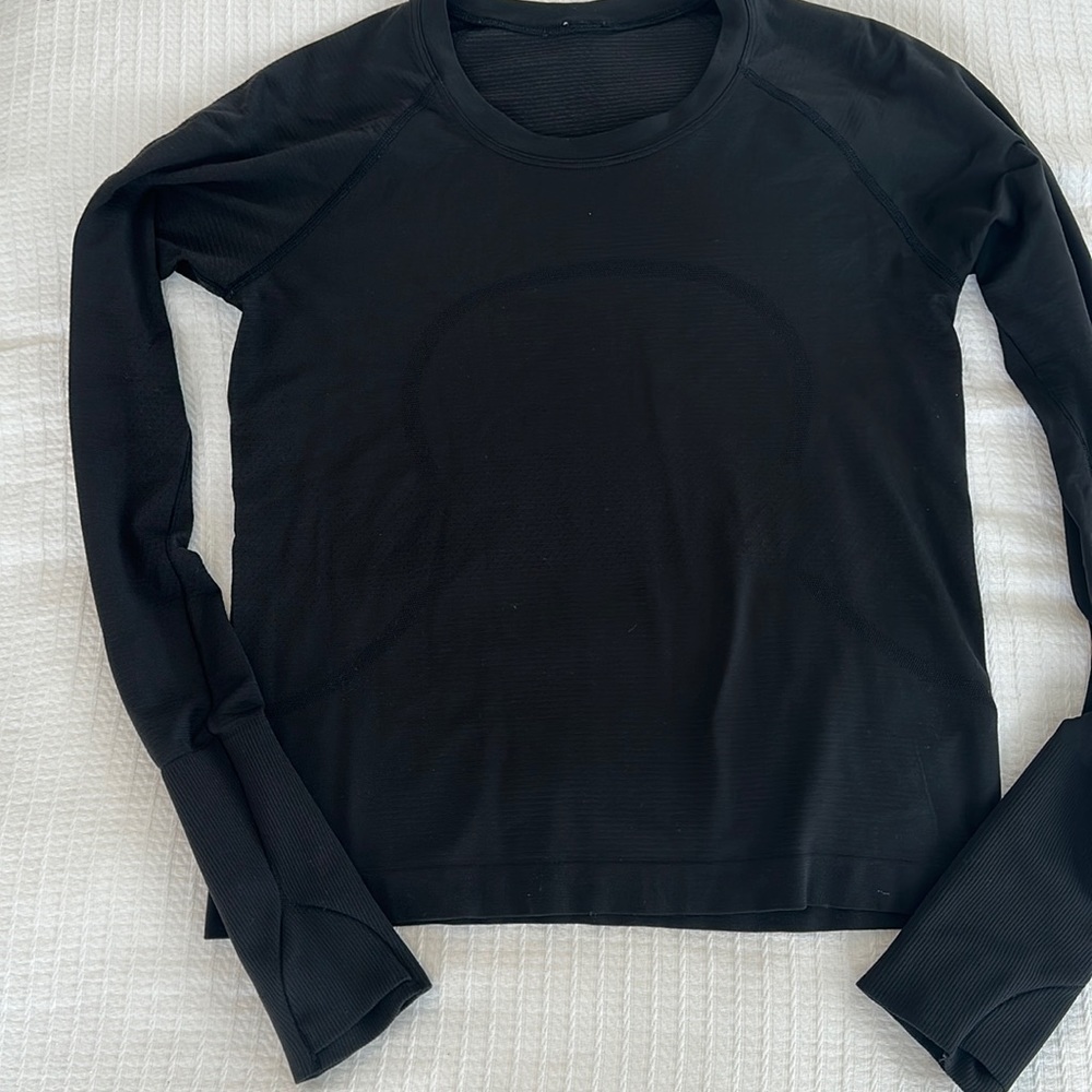 Swiftly tech race length black lululemon long sleeve shirt - size 6